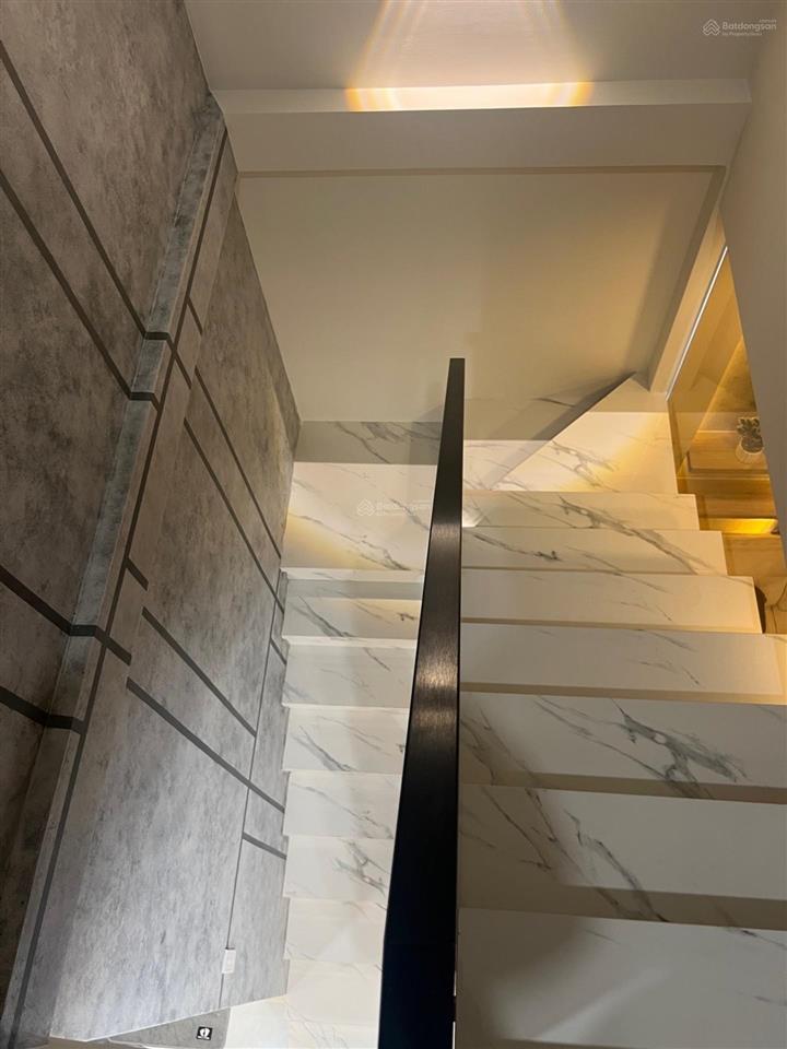 Q1, trần nhật duật, 30m2, 2 tầng, 3pn, giá 5.99 tỷ, 20 mét ra đường chính.