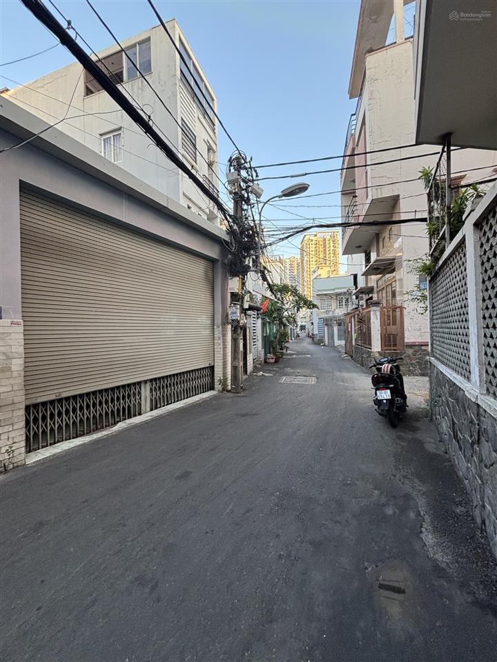 Q.6, đường phạm văn chí, hẻm xe tải thông, 149m2, 6 x 22 (nở hậu) nhà cấp 4, 3pn, giá 12.6 tỷ.