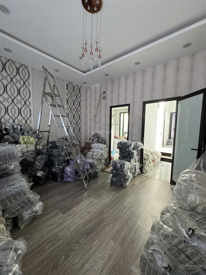 Hạ chào 300tr  bán nhanh  nhà 3 tầng đẹp  sân vườn  ôtô ngủ trong nhà  full nội thất  chỉ 9.x tỷ