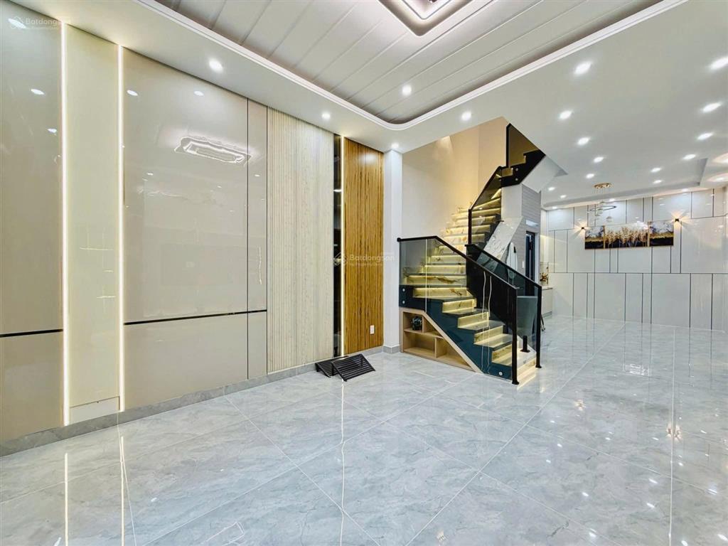 Bán gấp nhà hậu giang, 52m2, 4 tầng 4pn 5wc, có sân thượng, gần chợ bình tây, hẻm trước nhà 5m