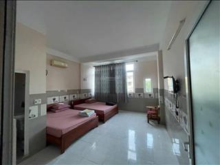 Khách sạn 4 tầng mặt tiền nguyễn hữu thọ 11 phòng khai thác ổn định vị trí đẹp trục nguy