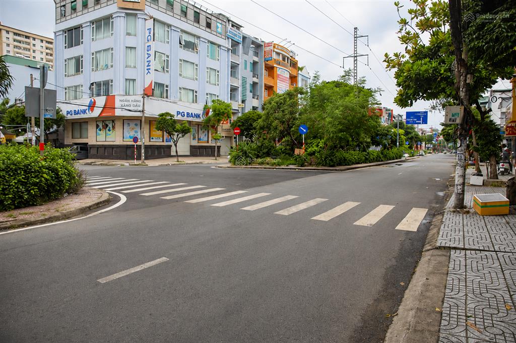 168m² ngang 8.7m  ngay đầu hẻm phan xích long  đất xây chdv