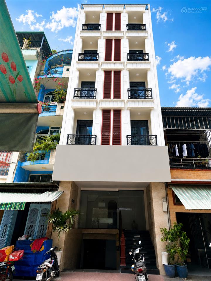 Bán chdv 18 phòng quận 1  7 tầng thang máy  doanh thu 1.2 tỷ/năm
