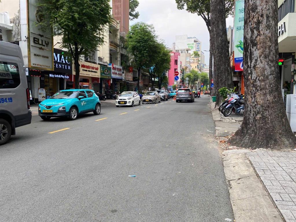 Nhà cũ ngang 6.7m lõi trung tâm sài gòn  hẻm ô tô sát mặt tiền  phù hợp xây chdv