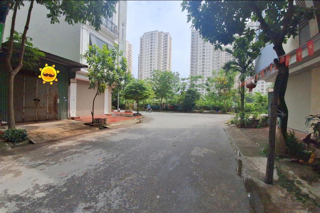 Chính chủ cần bán đất tặng nhà căn liền kề cạnh lô góc khu đô thị đìa lão kiến hưng hà đông.
dt