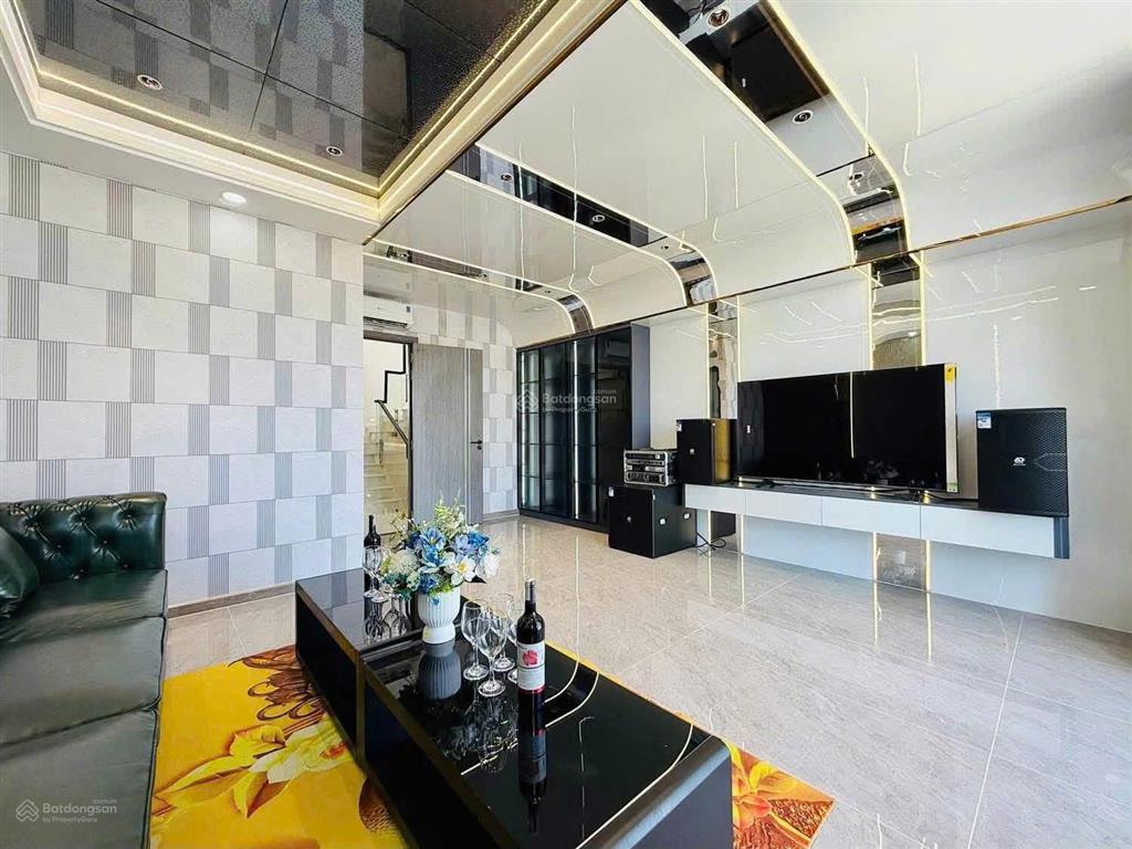 Bán nhà chính chủ vị trí đẹp ở trung tâm quận 3 giá hơn 4 tỷ, sổ sạch, hẻm oto, có thang máy