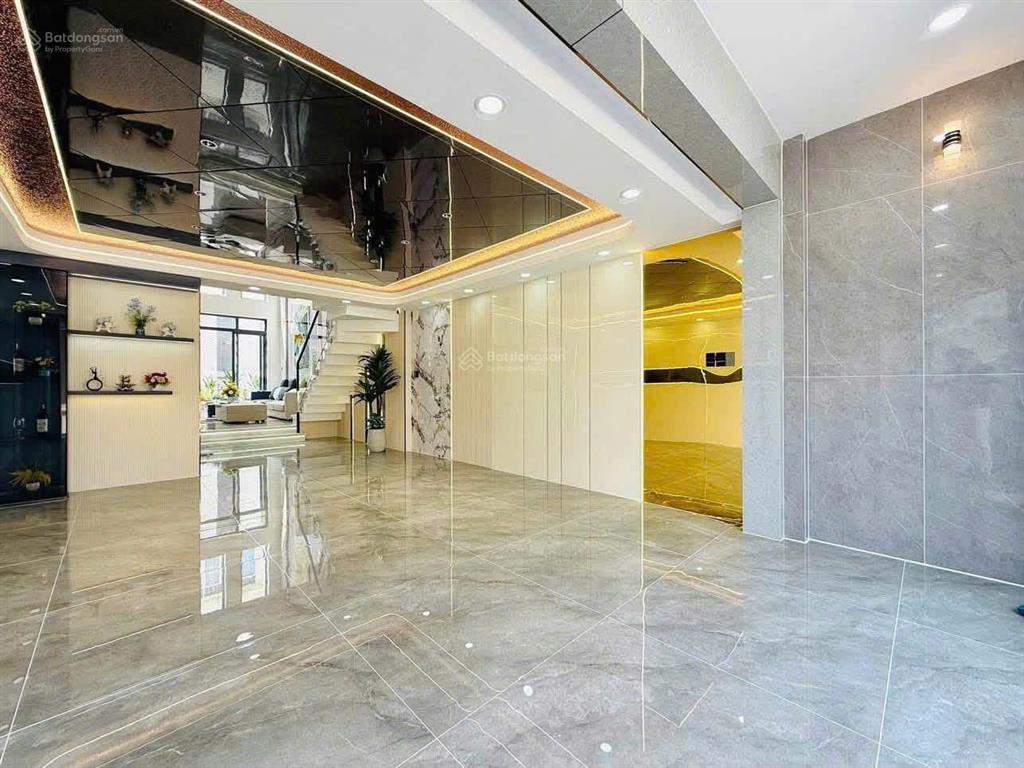 Bán nhà chính chủ vị trí đẹp ở trung tâm quận 3 giá hơn 4 tỷ, sổ sạch, hẻm oto, có thang máy