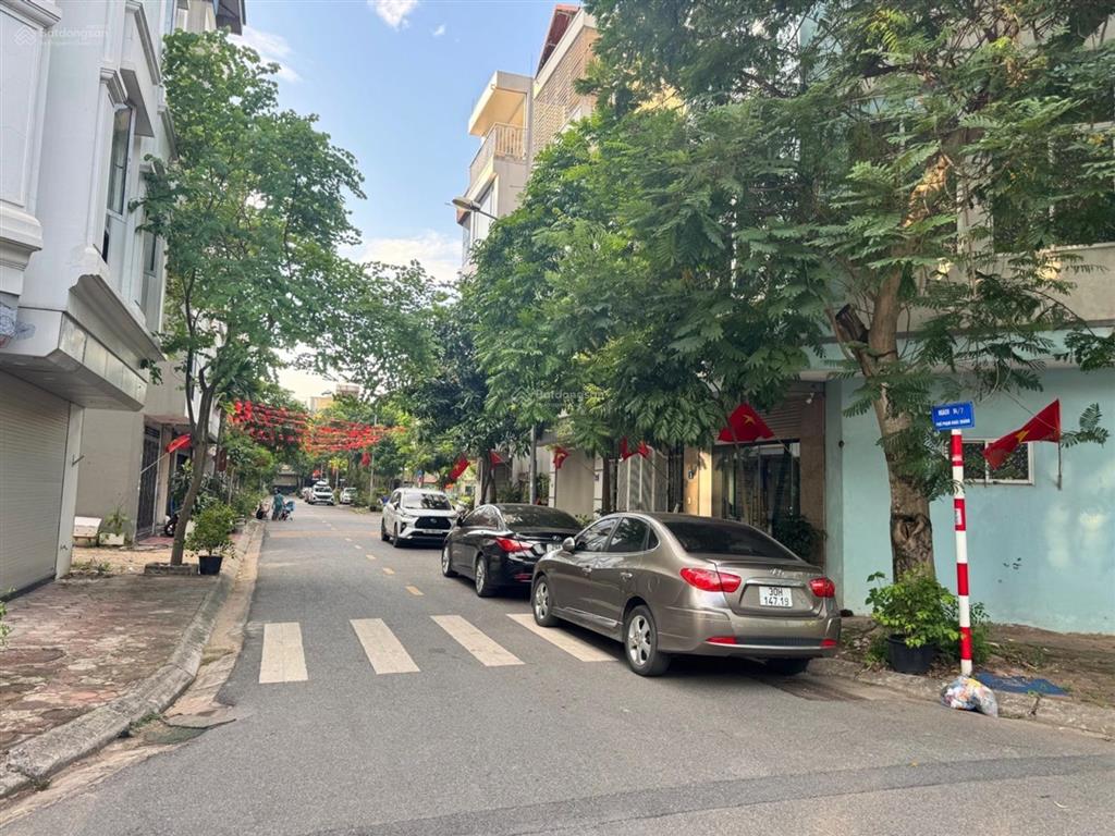Bán nhà tái định cự giang biên việt hưng 40m² mt 4m , 4 tầng vỉa hè ôtô tránh giá 13,6 tỷ có tl .