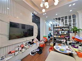 Bán nhà gần công viên cầu giấy, ngõ thông, ô tô qua nhà. dt 34m x 6 tầng, giá 10,2 tỷ
