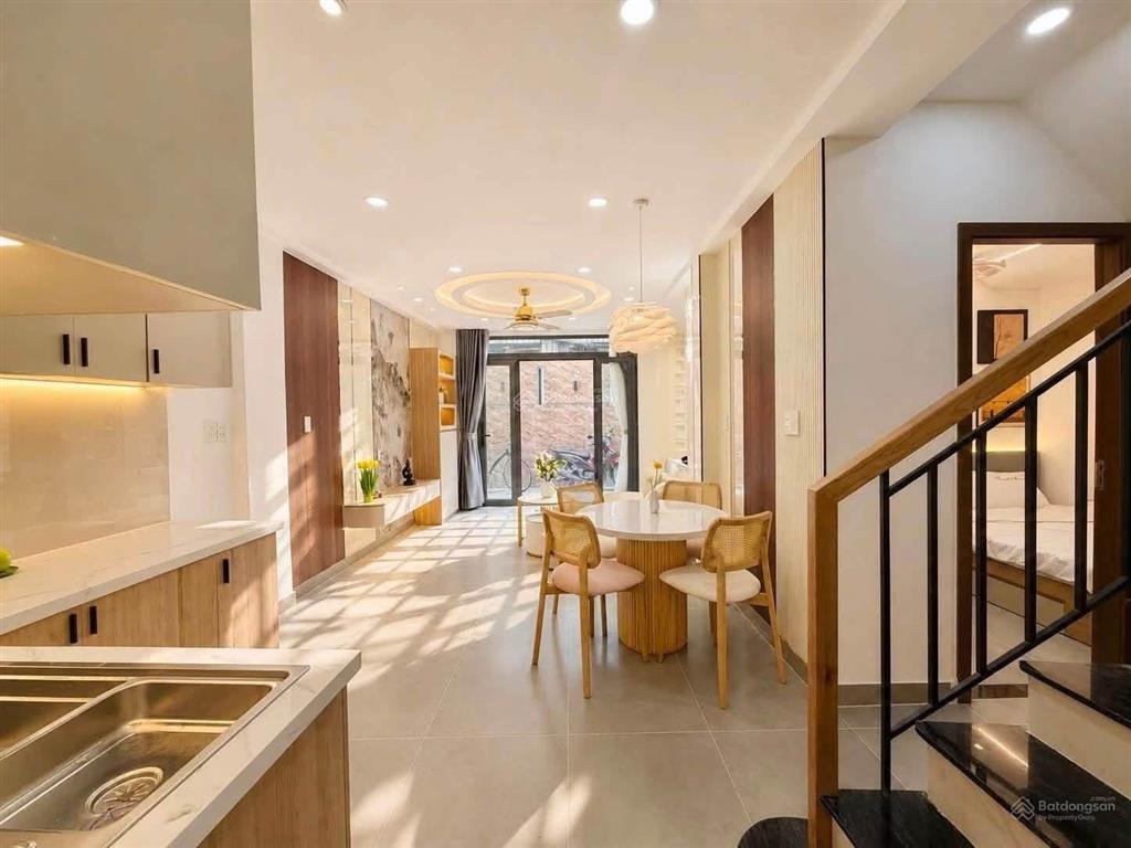 6 tỷ 150 triệu  nhà riêng huỳnh văn bánh 65m  4pn 5wc  hàng ngộp