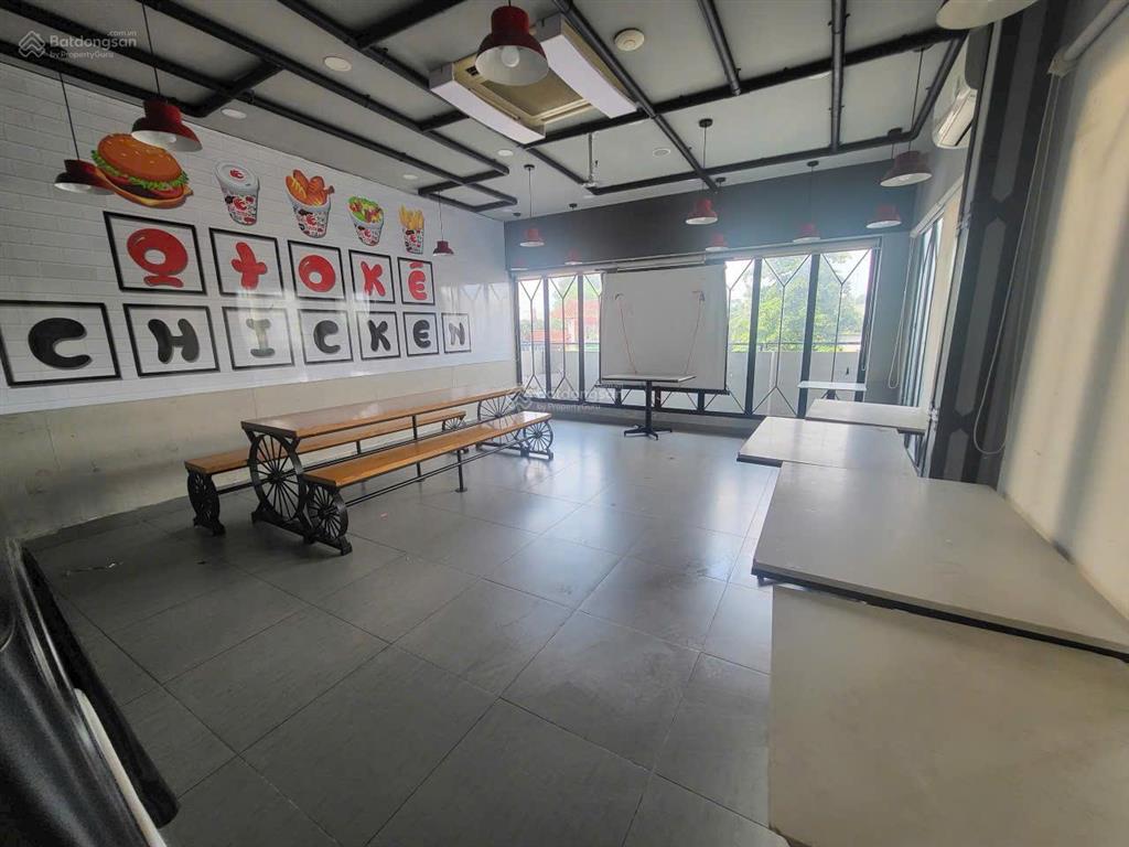 Cho thuê nhà mt lạc long quân  quận 11 . 6x12m . 72m2 . 3 tầng