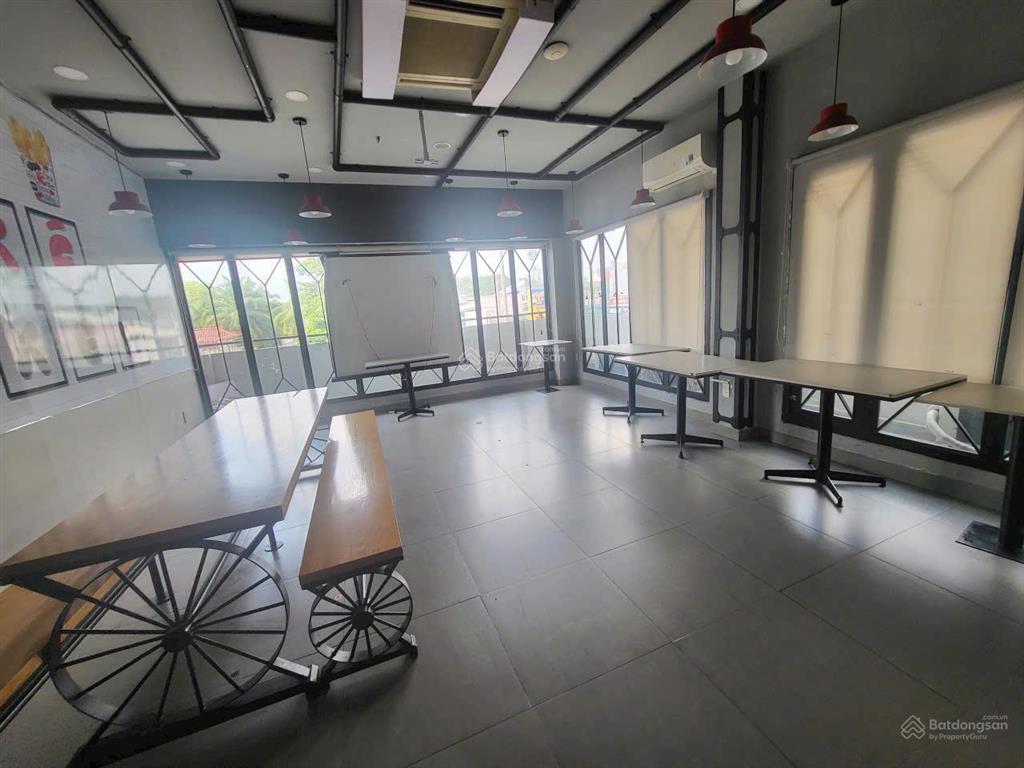 Cho thuê nhà mt lạc long quân  quận 11 . 6x12m . 72m2 . 3 tầng