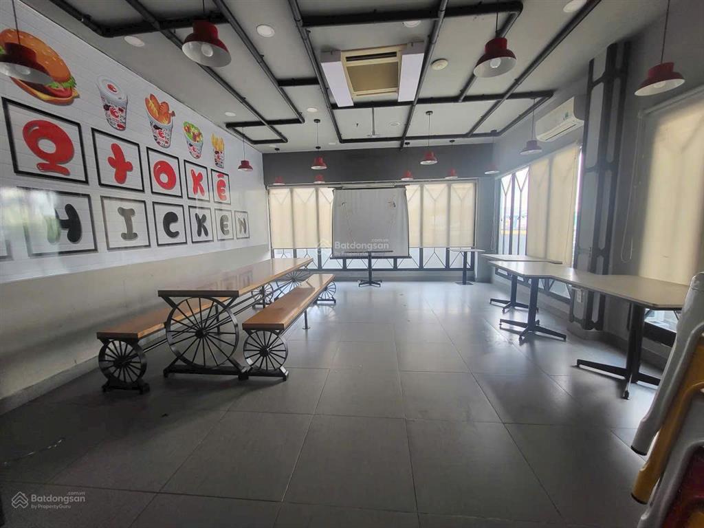 Cho thuê nhà mt lạc long quân  quận 11 . 6x12m . 72m2 . 3 tầng
