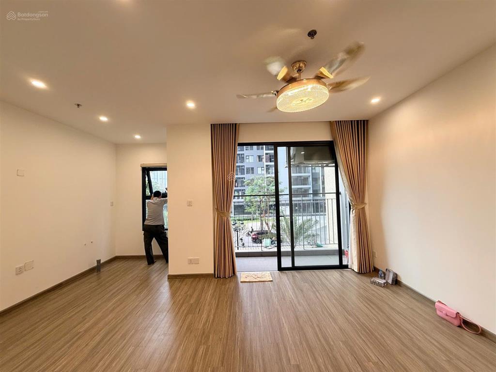 Bán 3n2vs 82m2 tòa victoria  2 hầm xe  hướng mát  chỉ 6 tỷ (vinhomes smart city)