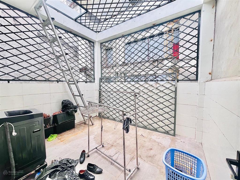 Nhà mới 3 tầng, 69m2 (4.1x17), 3pn, hxh đậu cửa lê văn việt thủ đức. nhỉnh 6 tỷ thương lượng.