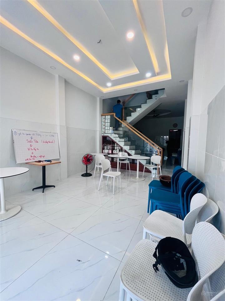 Nhà mới 3 tầng, 69m2 (4.1x17), 3pn, hxh đậu cửa lê văn việt thủ đức. nhỉnh 6 tỷ thương lượng.