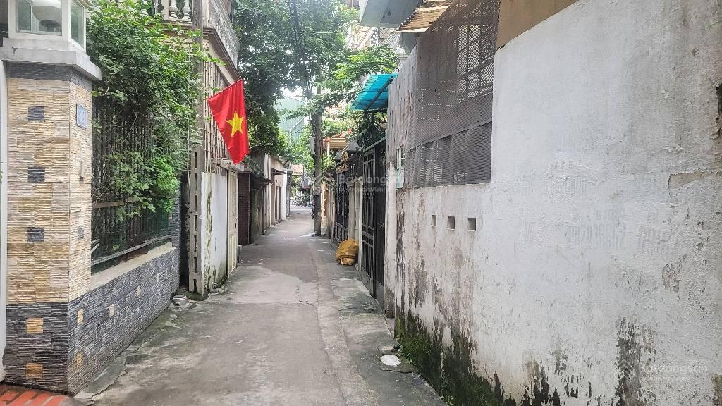Bán nhà 90m2 ô tô đỗ trước cửa giao thông thuận tiện