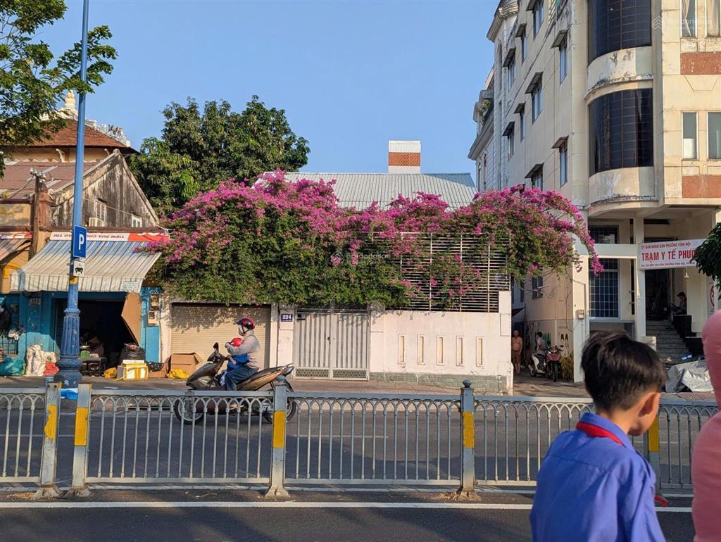 Vị trí vàng  mặt tiền bến vân đồn  vị trí kinh doanh cực kỳ tốt  giá chào thuê chỉ 120tr/tháng