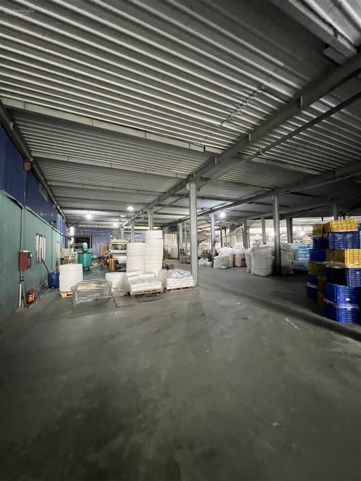 Đất công nghiệp, đã hình thành nhà xưởng, kho và toà nhà văn phòng, rộng 8000m2