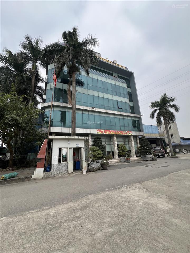Đất công nghiệp, đã hình thành nhà xưởng, kho và toà nhà văn phòng, rộng 8000m2