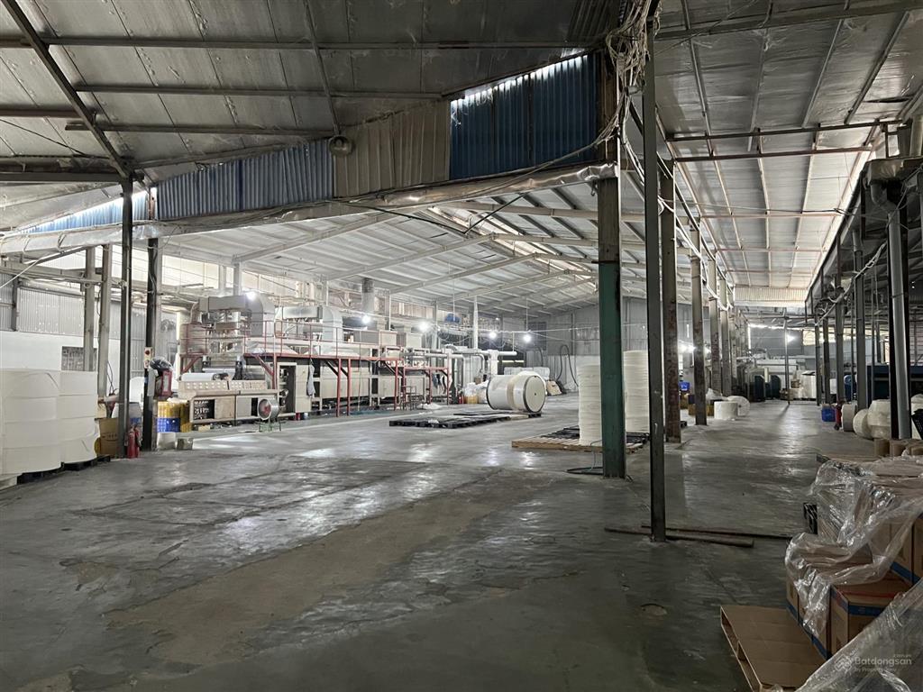 Đất công nghiệp, đã hình thành nhà xưởng, kho và toà nhà văn phòng, rộng 8000m2