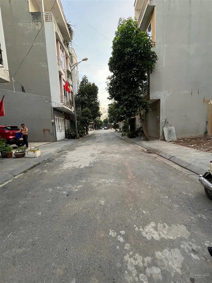 Bán đất phân lô thanh am 105m² , mt 5,3m ôtô tránh vỉa hè kinh doanh , giá chào 18,8 tỷ có tl .