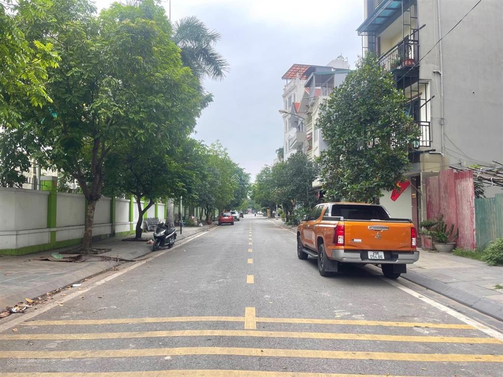Bán đất phân lô thanh am 105m² , mt 5,3m ôtô tránh vỉa hè kinh doanh , giá chào 18,8 tỷ có tl .