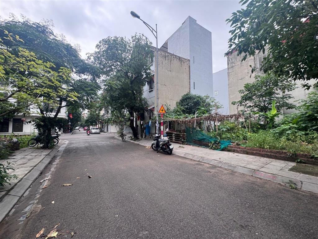 Bán đất phân lô thanh am 105m² , mt 5,3m ôtô tránh vỉa hè kinh doanh , giá chào 18,8 tỷ có tl .
