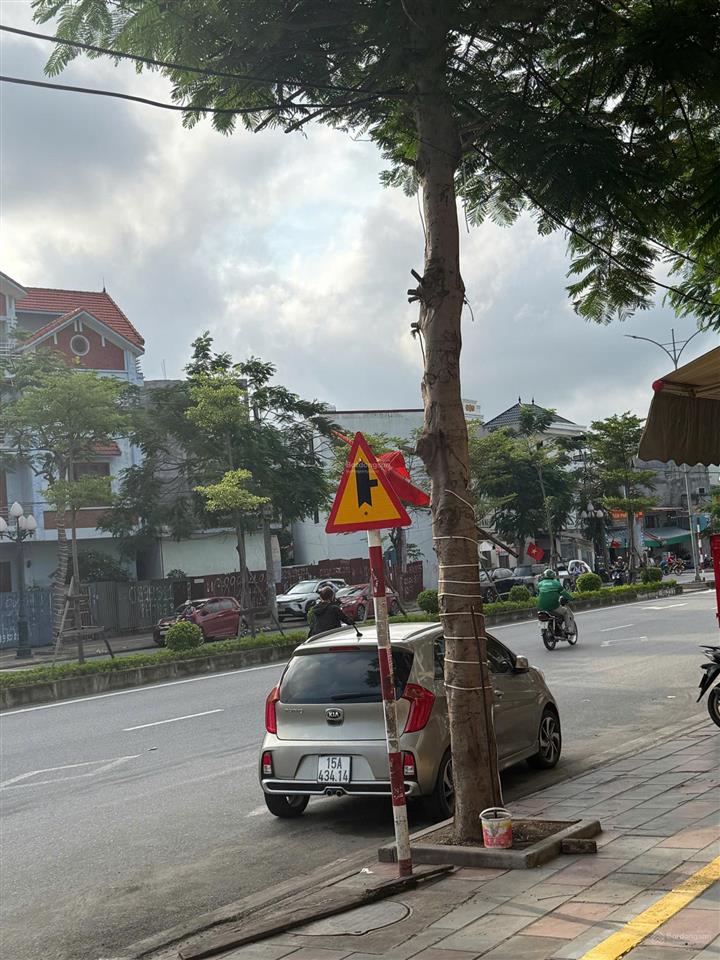 Nhà mặt đường hồ sen có 2 lối đi trước và sau