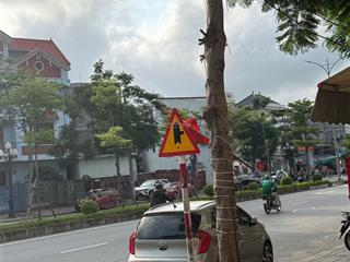 Nhà mặt đường hồ sen có 2 lối đi trước và sau