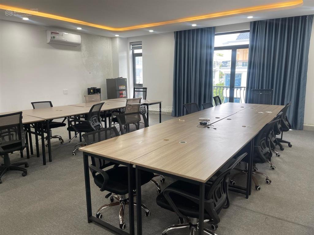 Cho thuê văn phòng vạn phúc city dt 7x20m, ngăn sẵn vách kính, máy lạnh, giá 14tr/tháng.