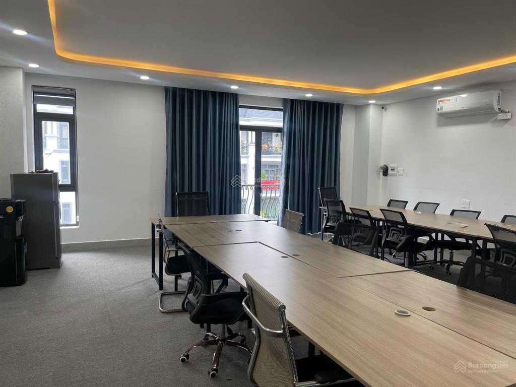 Cho thuê văn phòng vạn phúc city dt 7x20m, ngăn sẵn vách kính, máy lạnh, giá 14tr/tháng.