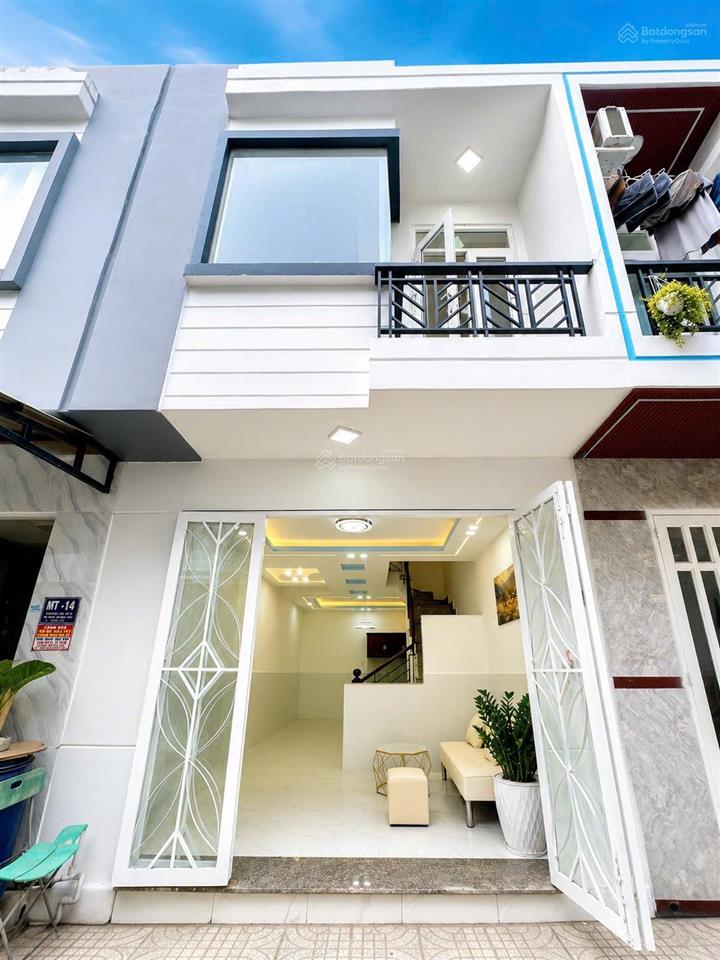 Bán nhà 1 trệt 1 lầu giá bán 1ty100tr diệntích 4x10 m nhà đẹp kdc đông đúc gần chợ gần trường học