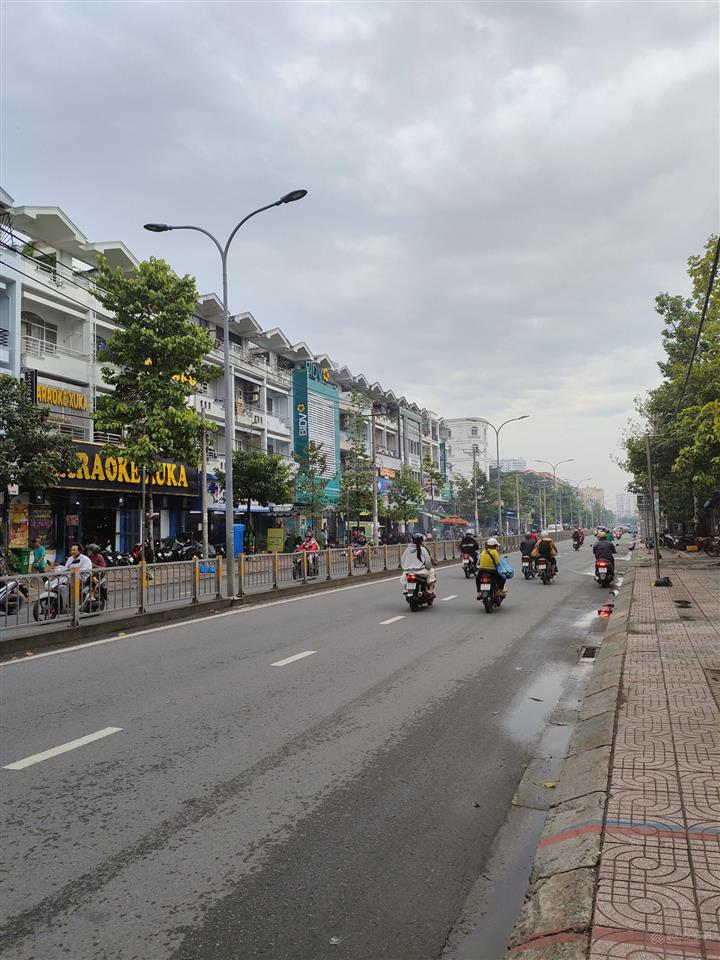 Bán nhà 4 lầu mt tạ quang bửu gần bx quận 8. chính chủ lâu đời ở.