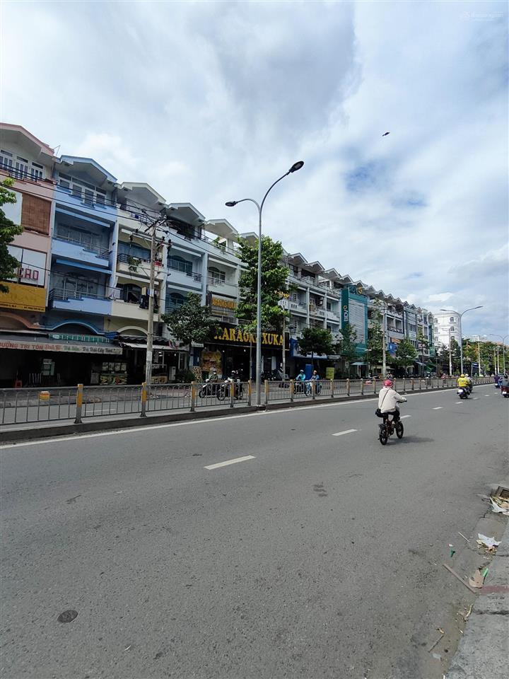 Bán nhà 4 lầu mt tạ quang bửu gần bx quận 8. chính chủ lâu đời ở.