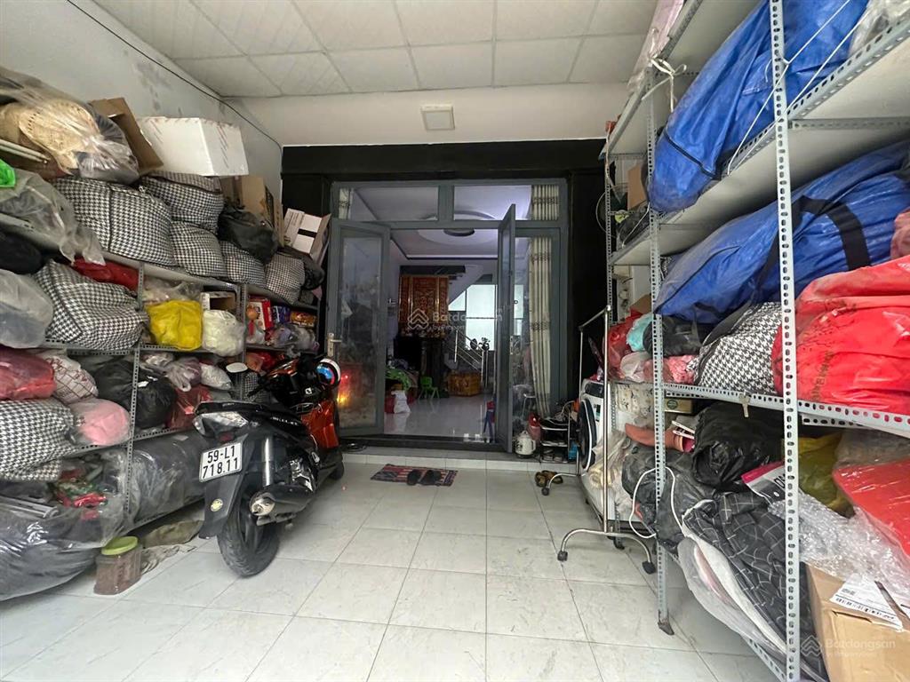 5,7 tỷ hẻm xe tải 8m phú định  71,4m2 (4m x 17,89m) sát mt phú định 30m, kế bên quận 6
