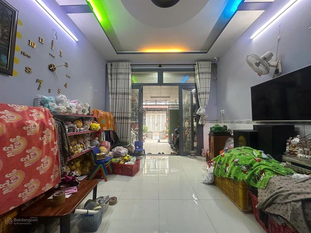 5,7 tỷ hẻm xe tải 8m phú định  71,4m2 (4m x 17,89m) sát mt phú định 30m, kế bên quận 6