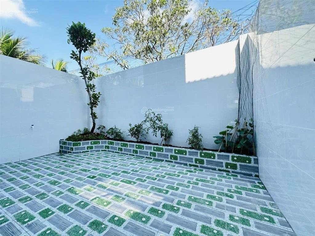 Nhà mặt tiền đường kinh doanh, đã hoàn công, nhà mới xây kiên cố, hiện đại