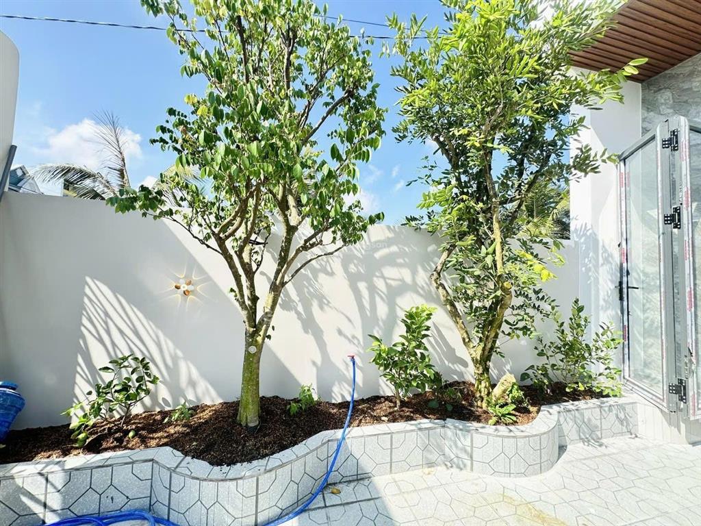 Nhà mặt tiền đường kinh doanh, đã hoàn công, nhà mới xây kiên cố, hiện đại