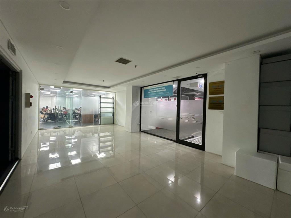 Bán tòa nhà văn phòng phố khúc thừa dụ 150m², 9 tầng, mt 8.6m, dòng tiền 200tr/tháng.