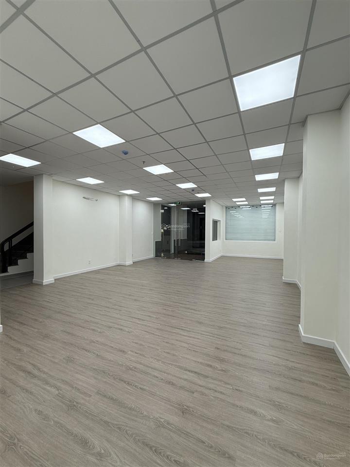 Tòa nhà văn phòng 800m2 mặt tiền hoàng hoa thám