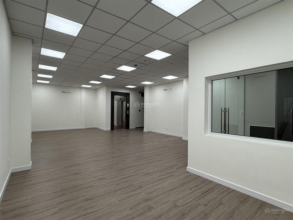 Tòa nhà văn phòng 800m2 mặt tiền hoàng hoa thám