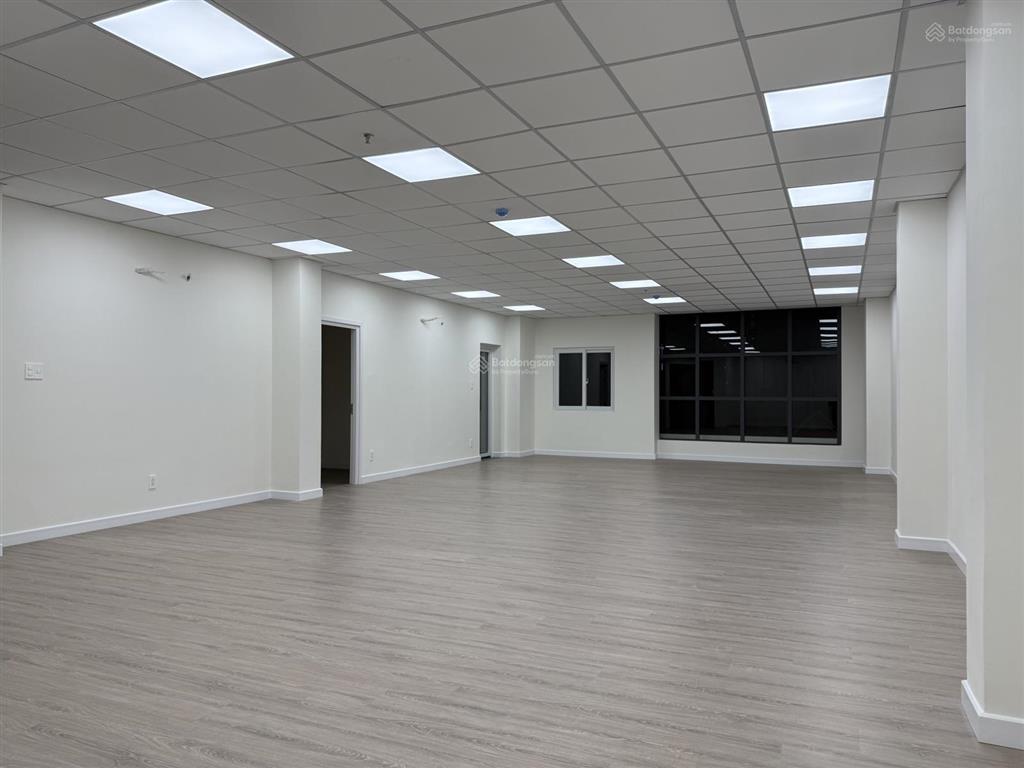 Tòa nhà văn phòng 800m2 mặt tiền hoàng hoa thám