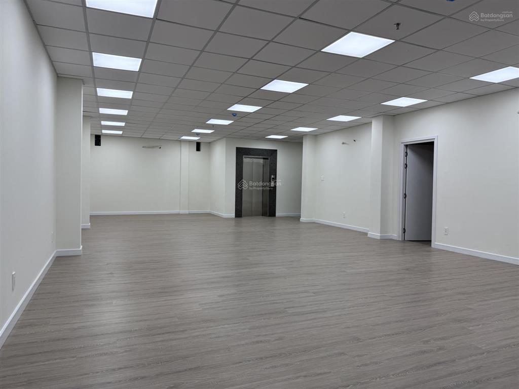 Tòa nhà văn phòng 800m2 mặt tiền hoàng hoa thám
