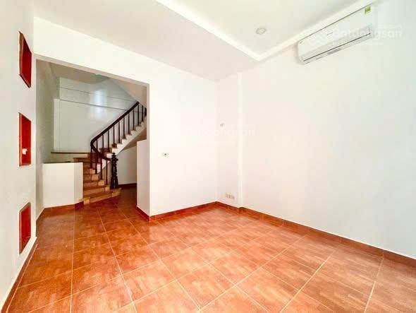 Nhà vị trí đẹp giao thông thuận tiện khu dân cư an ninh phù hợp để ở mặt tiền rộng kinh doanh tốt
