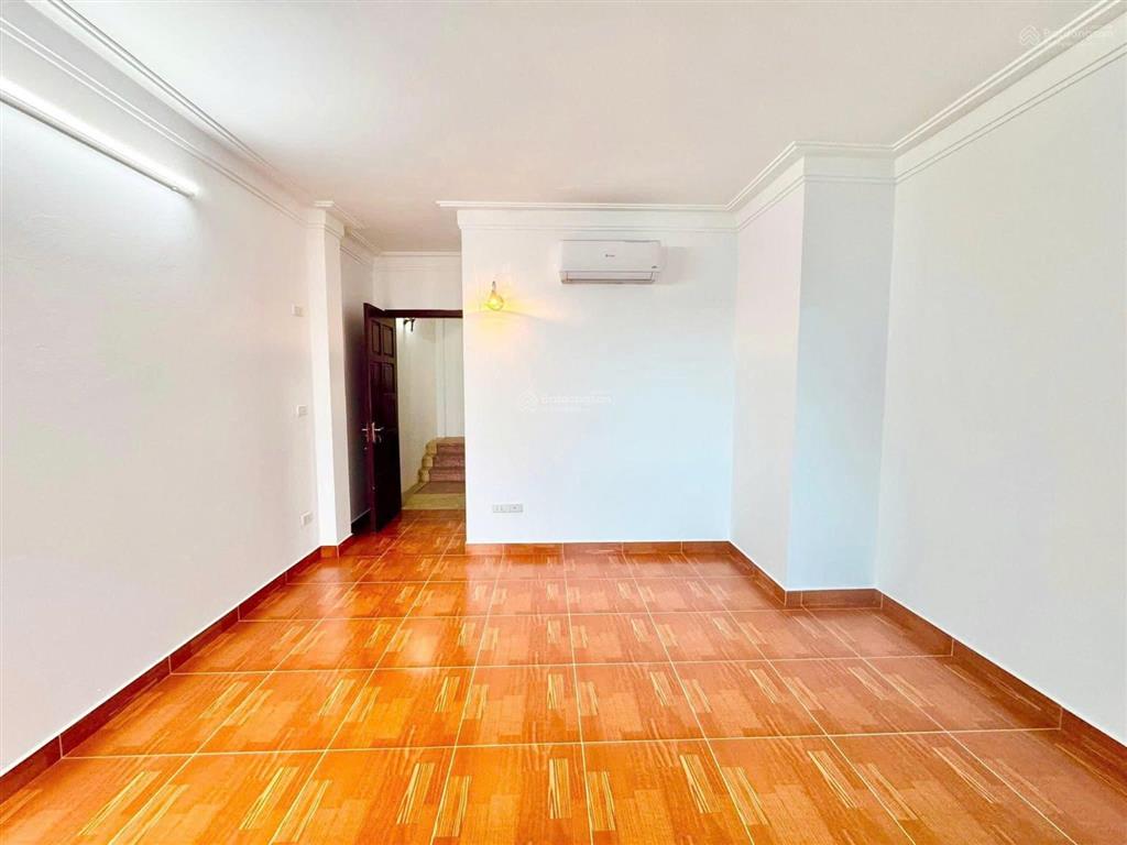 Nhà vị trí đẹp giao thông thuận tiện khu dân cư an ninh phù hợp để ở mặt tiền rộng kinh doanh tốt