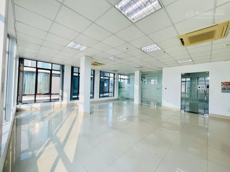 Cho thuê văn phòng 115m2 phố trần quang diệu giá chỉ từ 18tr vuông vắn trần cao, lô góc