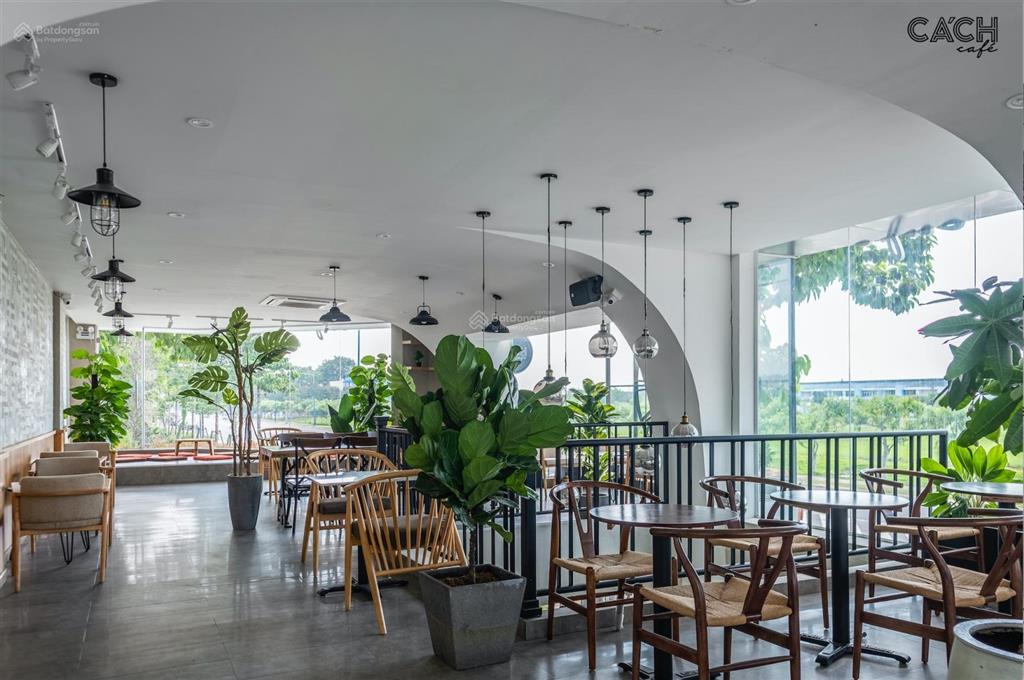 Cho thuê mbkb phố nguyên hồng 300m x 2 tầng, mặt tiền lô góc 20m, phù hợp mọi mô hình kinh doanh
