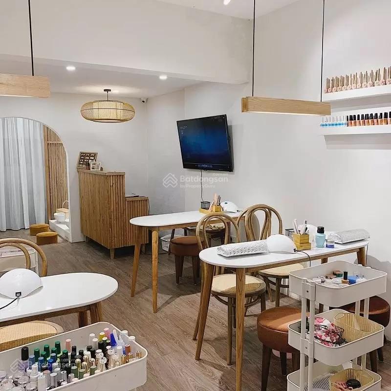 Cho thuê nhà mặt phố đẹp tại mã mây, 50 triệu, 50m2, mặt tiền 4m phù hợp làm spa nail  mi tóc