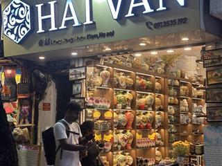 Cho thuê cửa hàng 110m2 tại phố hàng ngang, 180 triệu, mặt tiền 4m đẹp phù hợp bán đồ lưu niệm